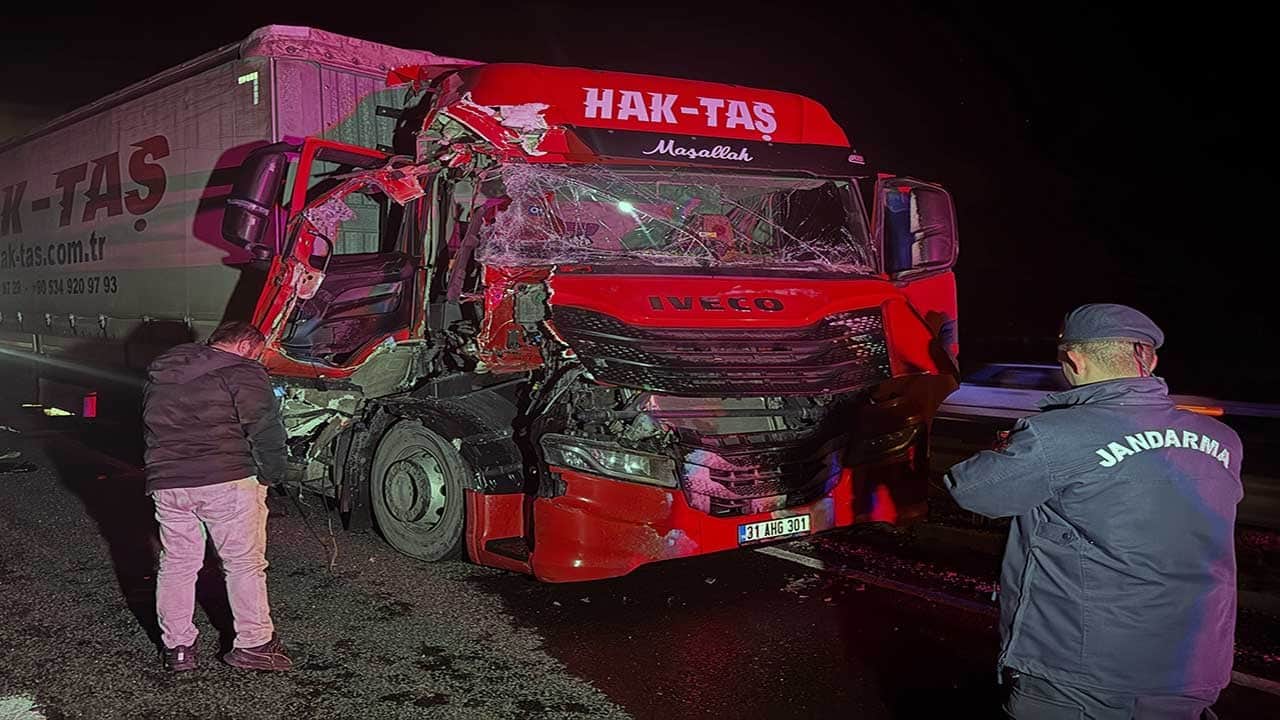 Uşak’ta iki tır çarpıştı: 1 yaralı