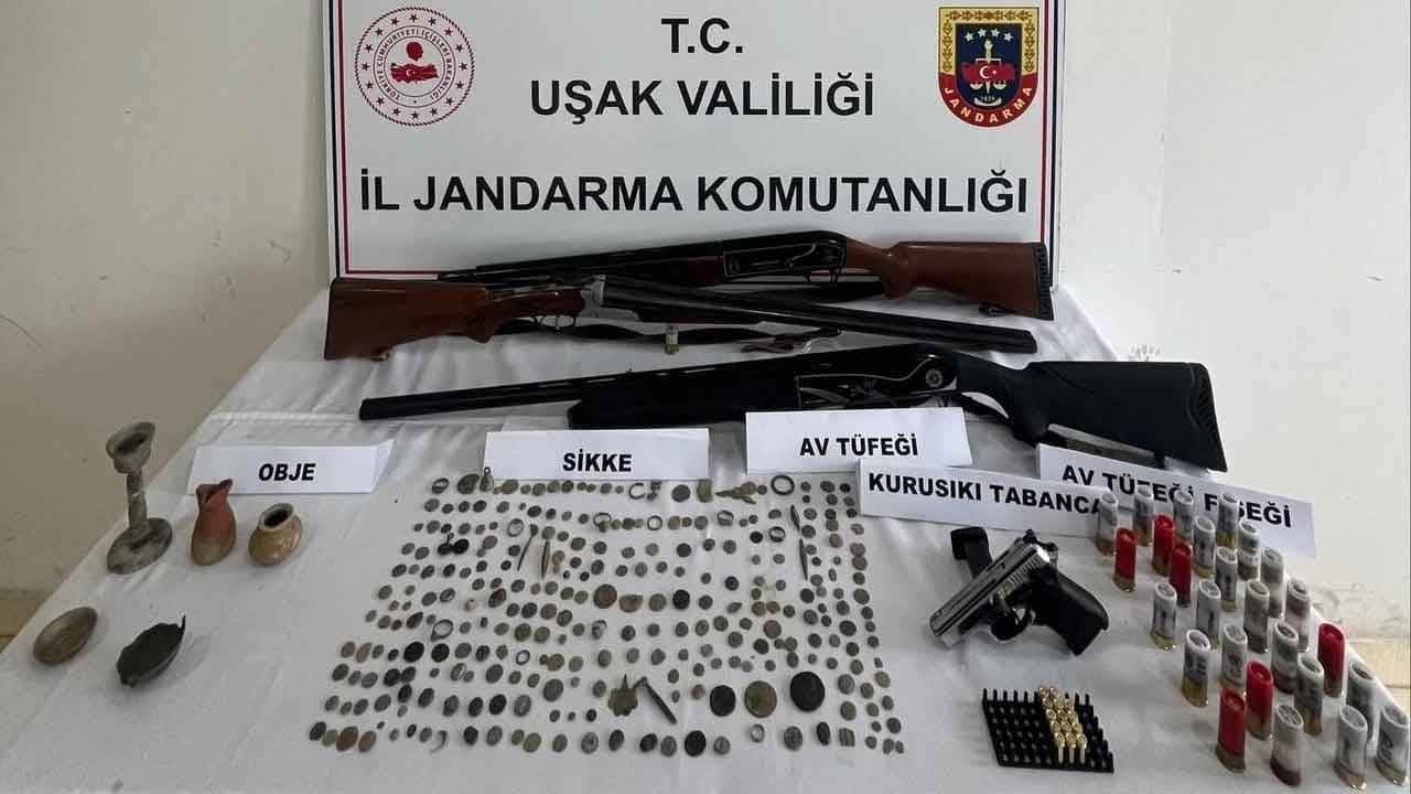 Uşak'ta kaçak silah ticareti yapan şahsın inine baskın! Ev ve iş yerinden adeta cephanelik çıktı!
