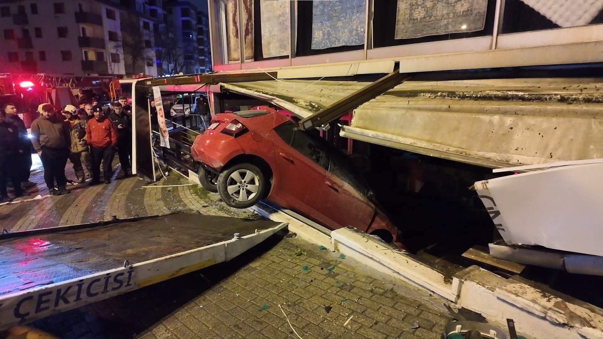Üsküdar’da korku dolu anlar! Virajı alamayan otomobil iş yerine işte böyle daldı