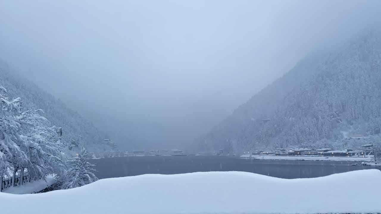 Uzungöl beyaz gelinliğini giydi! Kar kalınlığı boyu aştı!
