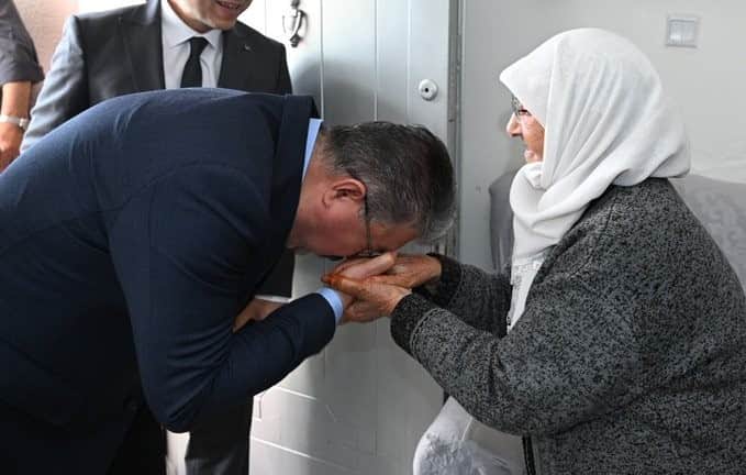 Vali Yılmaz'dan 84 yaşındaki Ayşe Ayti’ye bayram ziyareti