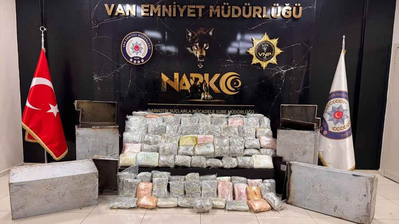 Van'da zehir tacirlerine darbe! Tır dorsesine saklanan 68 kilo skunk ele geçirildi!