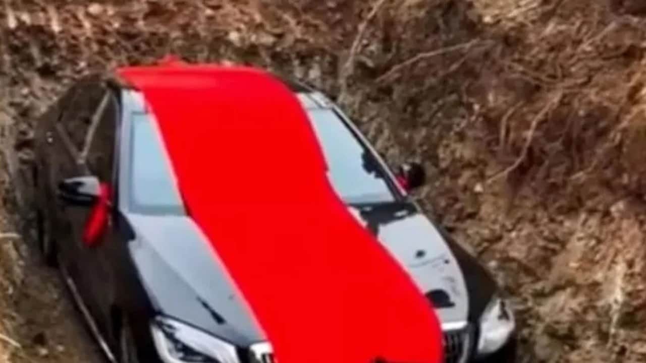 Vasiyeti üzerine 19 milyonluk aracını da beraber gömdüler: Ceza yağdı!