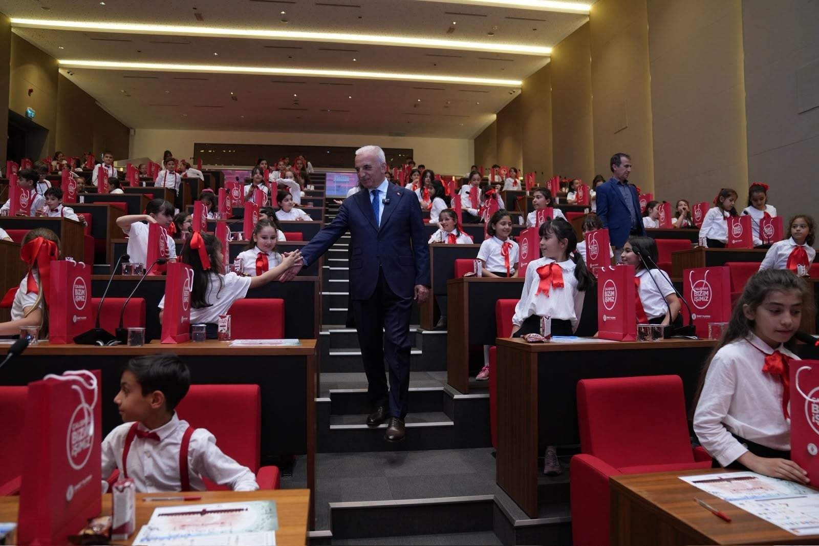 Verilen söz tutuldu 120 öğrenci tablet sahibi oldu