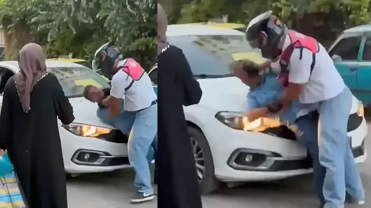 Vicdansız motokurye defalarca yumruk attı! Yaşlı adamı kafasını kaputa vurarak dövdü