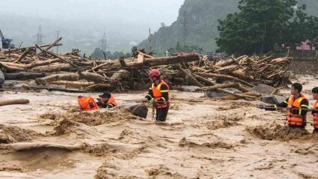 Vietnam'ın dağ köyünde şiddetli yağış: Ani selde 4 ölü, 4 kayıp!