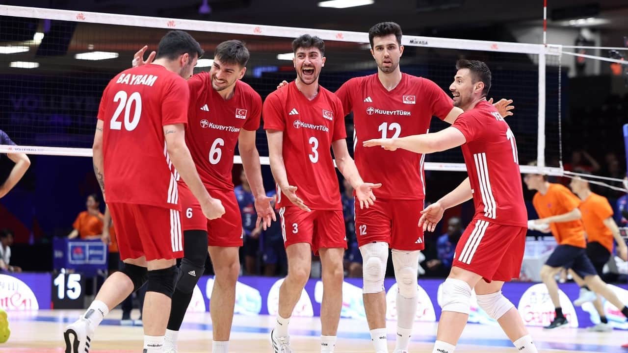 VNL’de 6’ncı galibiyet geldi! Filenin Efeleri, Sırbistan’ı set vermeden geçti