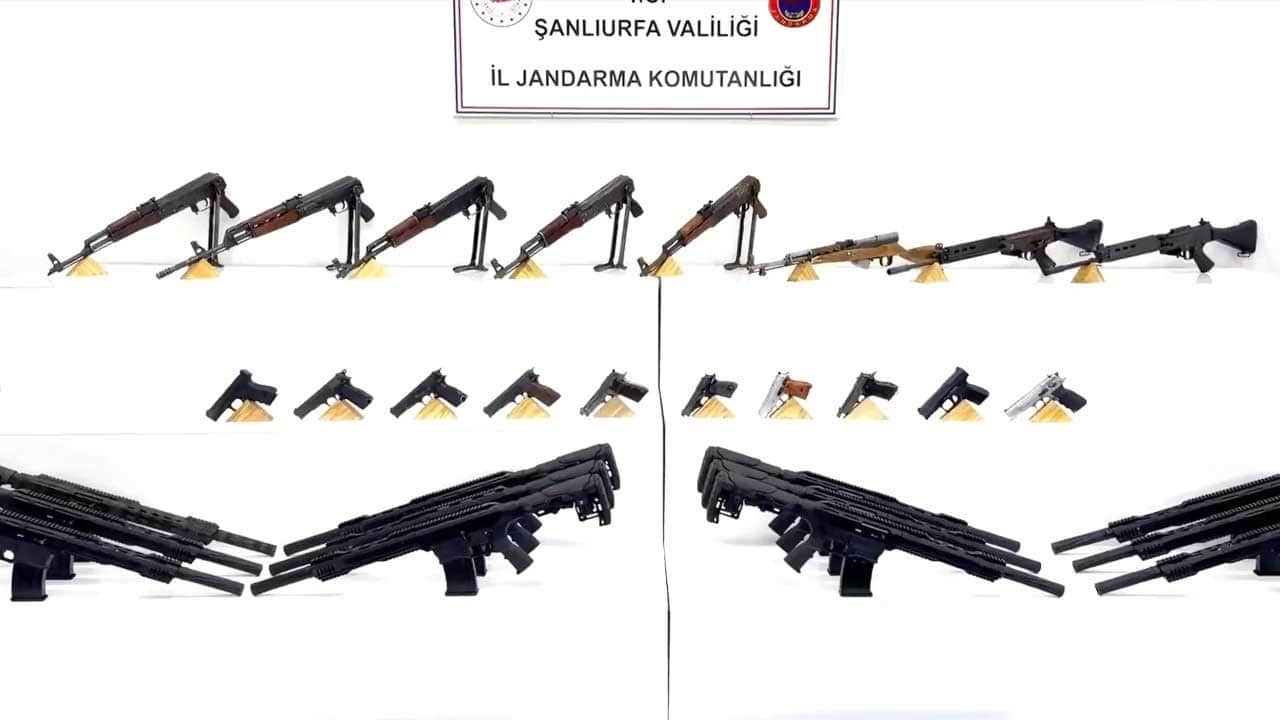 Volkanik bazalt taşlarının altında cephanelik ele geçirildi