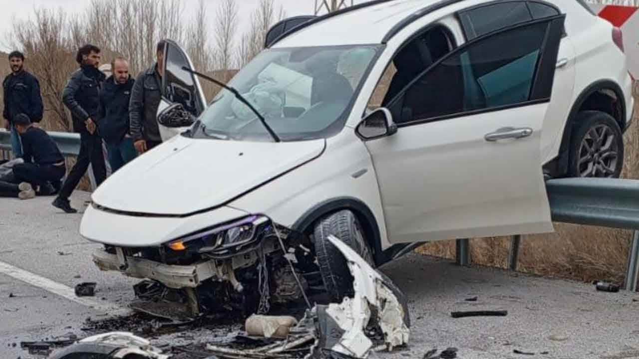 Yağışlı havada kontrolden çıkan araç bariyerlere saplandı tam 4 yaralı var!