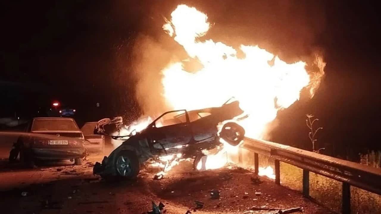 Yanan araçtan çıkarılamadı! Genç yaşta feci ölüm