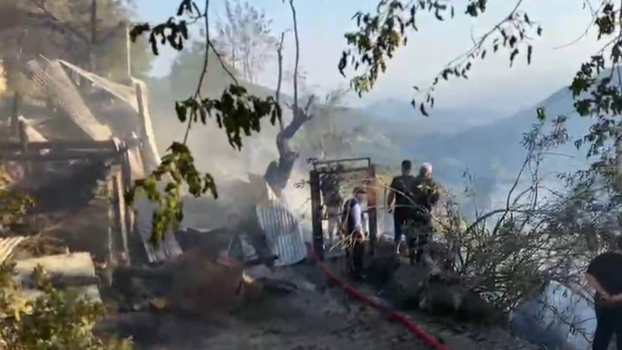 Yanan yayla evi ormanı yaktı! 2 helikopter, 9 arazöz, 2 tanker ile yüzlerce personel yangını söndürdü