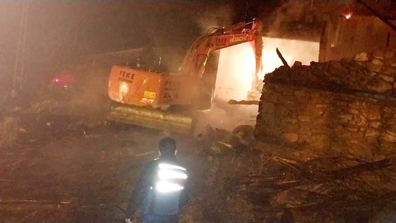 Yangın Feke’yi cehenneme çevirdi! Ev kül oldu lojman harabeye döndü
