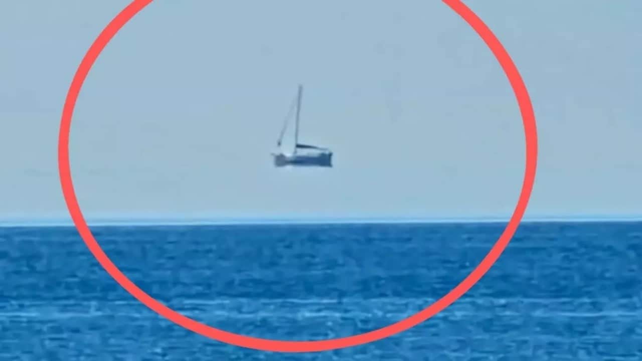 Yapay zeka falan değil! Muğla’da "havada asılı duran" tekneyi görenler gözlerine inanamadı