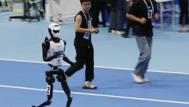 Yapay zekanın sürat şovu: Dünyanın en hızlı insansı robotu