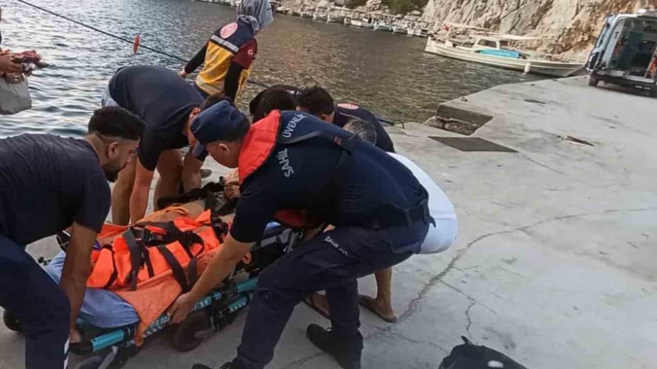 Yaralanan vatandaşı Sahil Güvenlik ekipleri botla denizden tahliye etti