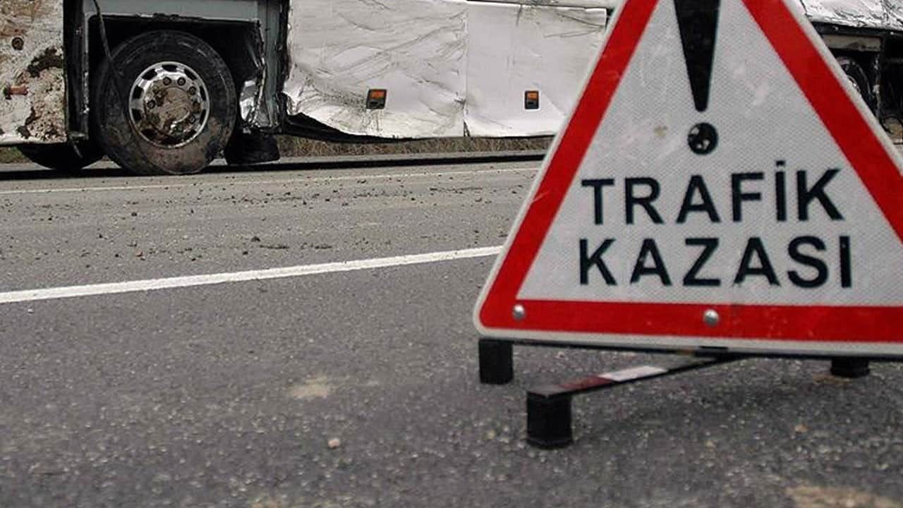 Yaralananlar arasında 1 aylık bebek de var! Kamyonla minibüs çarpıştı