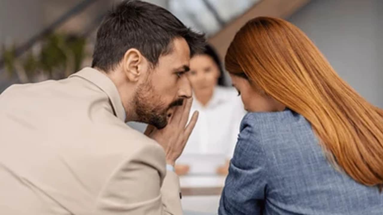 Yargıtay'dan emsal karar! Eşinin dedikodusunu yapan erkekler ayvayı yedi!