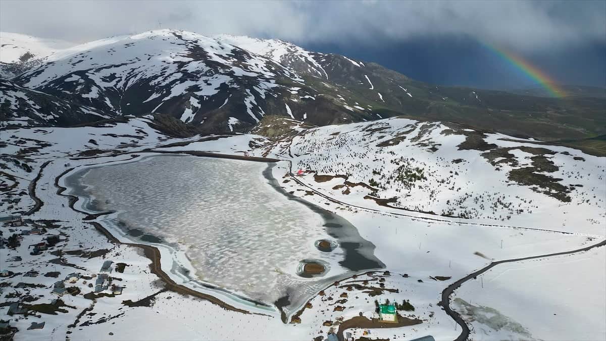 Yayladaki göletin yüzeyi hala buzla kaplı!
