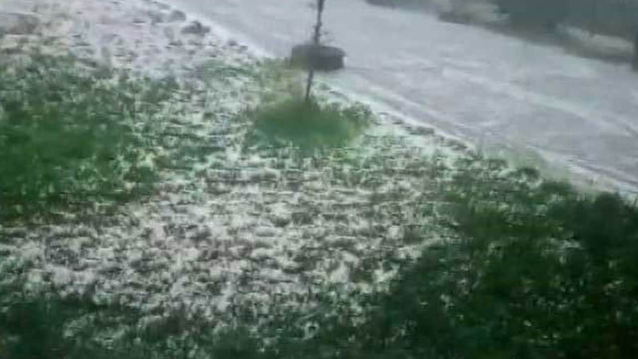 Yazın son günlerinde bir anda beyaza büründü! Kars’ta kış mevsimini aratmayan görüntü