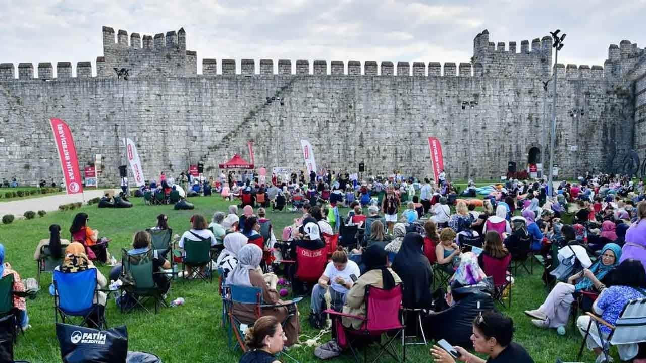 Yedikule Hisarı’nda renkli buluşma! İkinci Geleneksel Örgü Festivali binlerce ilmeği bir araya getirdi!