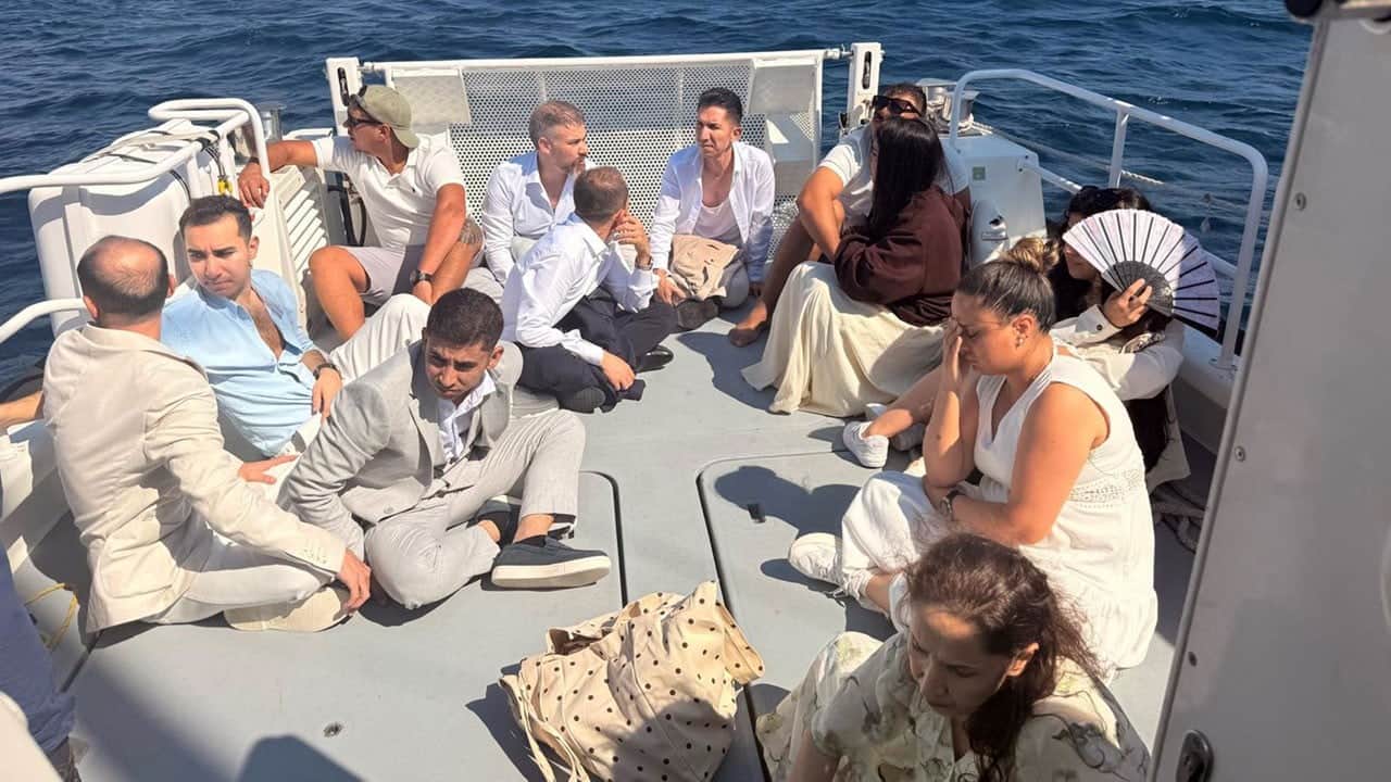 Yelkenli tekneler, şık kıyafetler… Tekne partisi görünümlü göçmen kaçakçılığı!