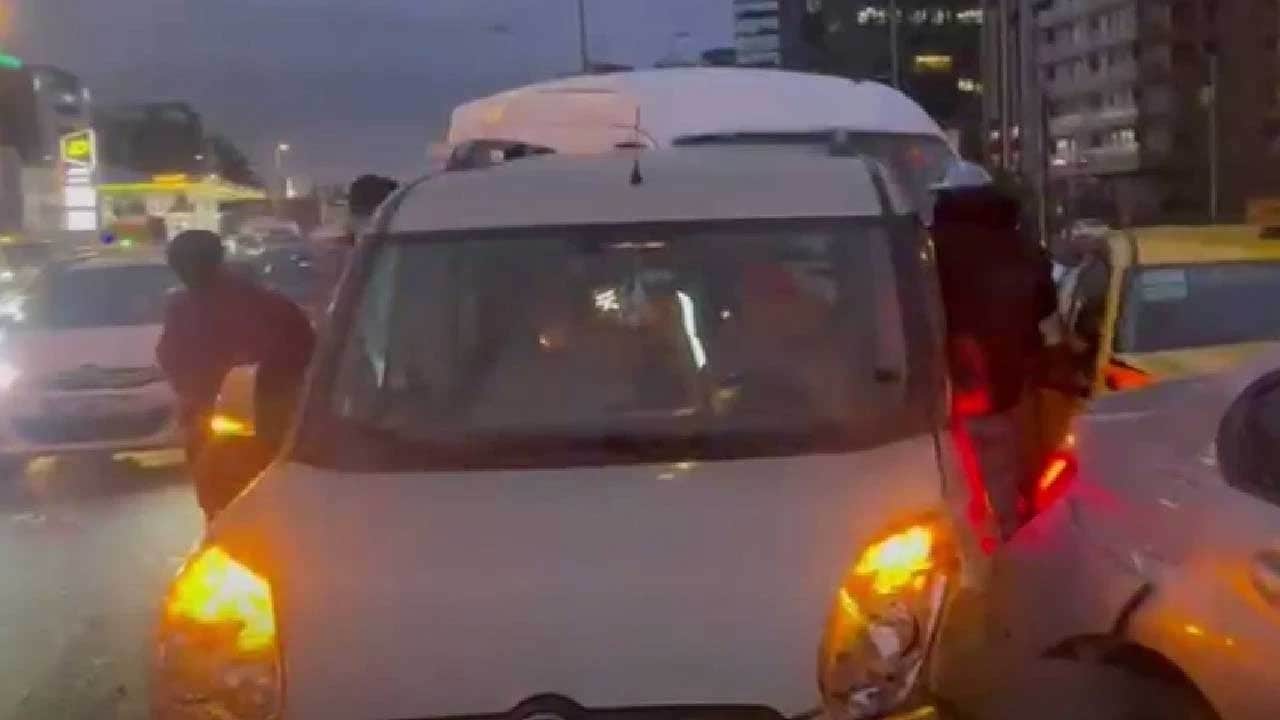 Yenibosna'da zincirleme kaza! Trafikte yoğunluk oluştu