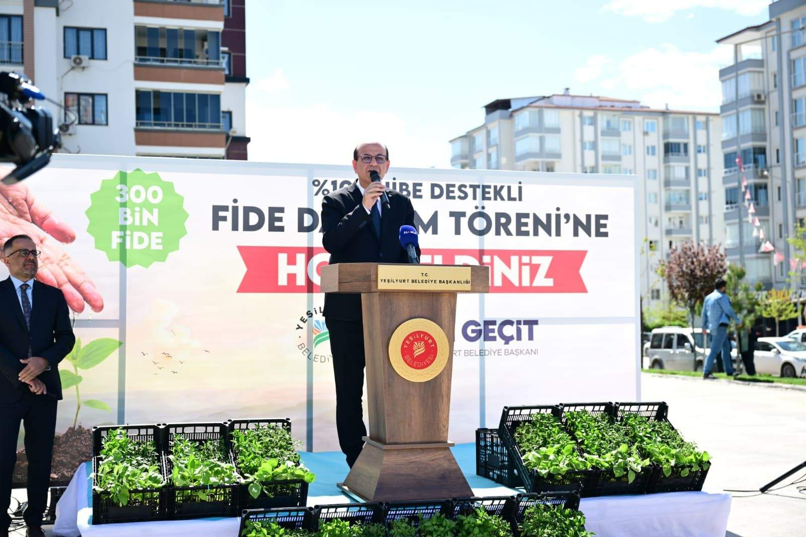 Yeşilyurt Belediyesi'nden tarıma büyük destek: 300 bin sebze fidesi çiftçilere dağıtıldı