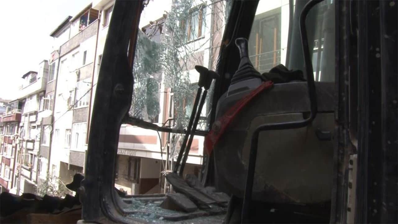 Yıkım sırasında kepçe operatörü yere yıkıldı
