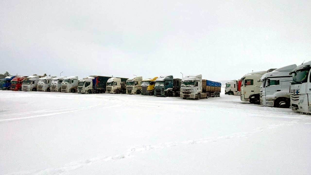 Yoğun kar yağışı etkili oluyor! Valilik duyurdu: Ağır tonajlı araç trafiğine kapatıldı