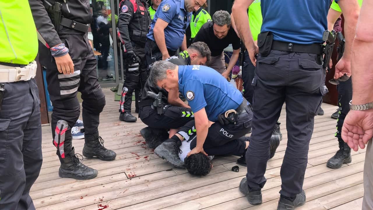 Yol kavgası meydan savaşına dönüştü: 1’i ağır 4 kişi bıçakla, 1 polis memuru arbede sonucu yaralandı