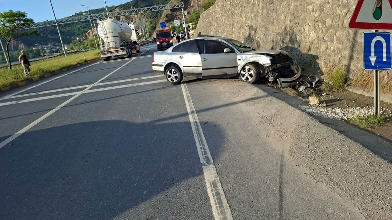 Yol kenarında duran otomobile çarptı! Alkollü sürücü dehşeti