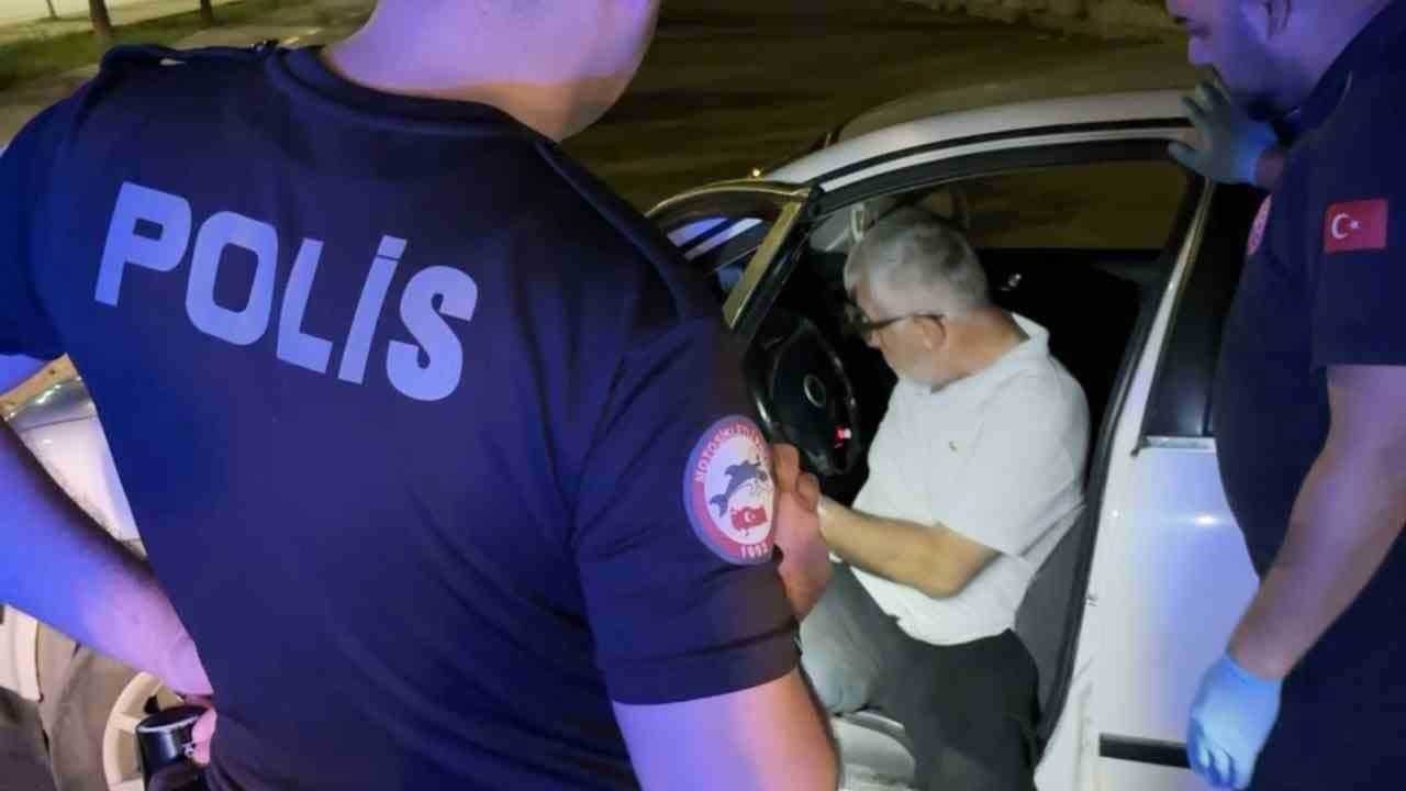 Yol ortasında duran araçtaki sürücü ekipleri alarma geçirdi