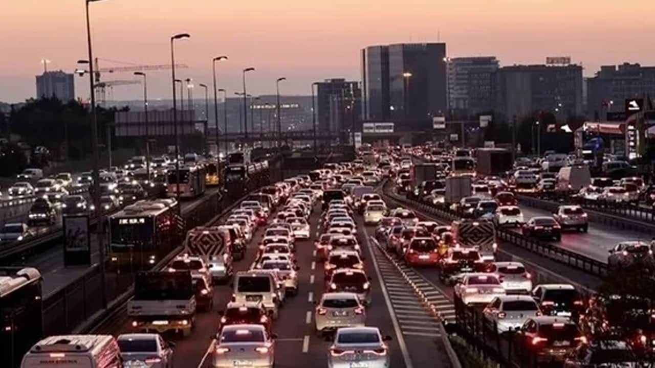 Yola çıkacaklar dikkat! İstanbul’da trafik kilitlendi