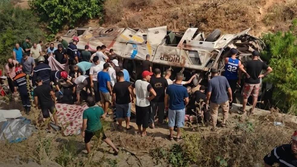 Yolcu otobüsü devrildi: 25 kişi hayatını kaybetti