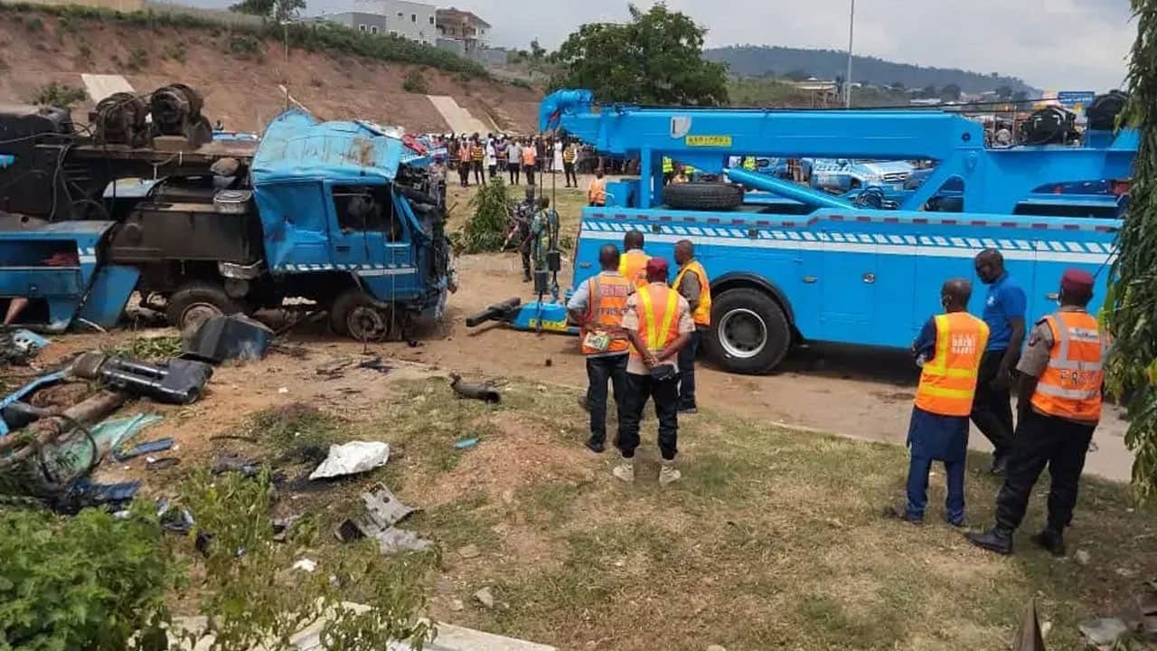 Yolcu otobüsü kamyonla çarpıştı: 11 ölü