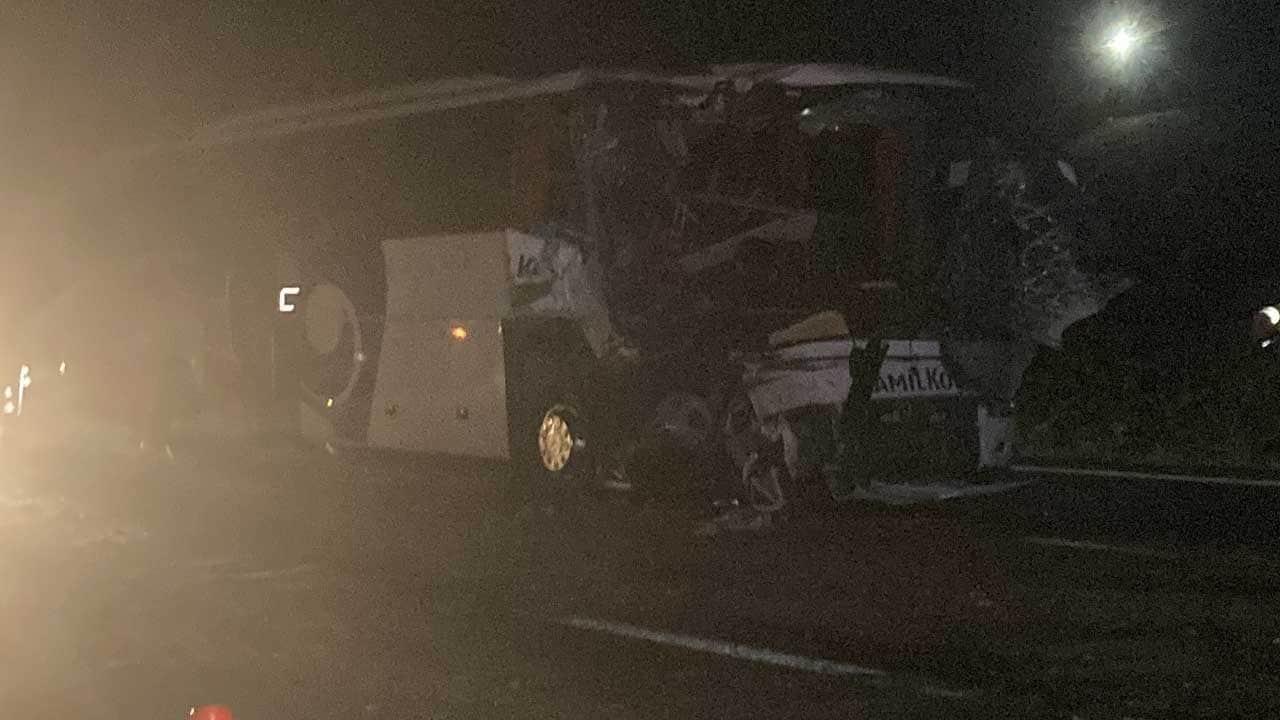 Yolcu otobüsü, TIR'a çarptı! 1 ölü, 15 yaralı