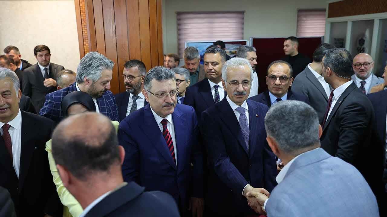 Yollarda rekor üstüne rekor! Bakan Uraloğlu bayram trafiğindeki devasa yoğunluğu açıkladı!
