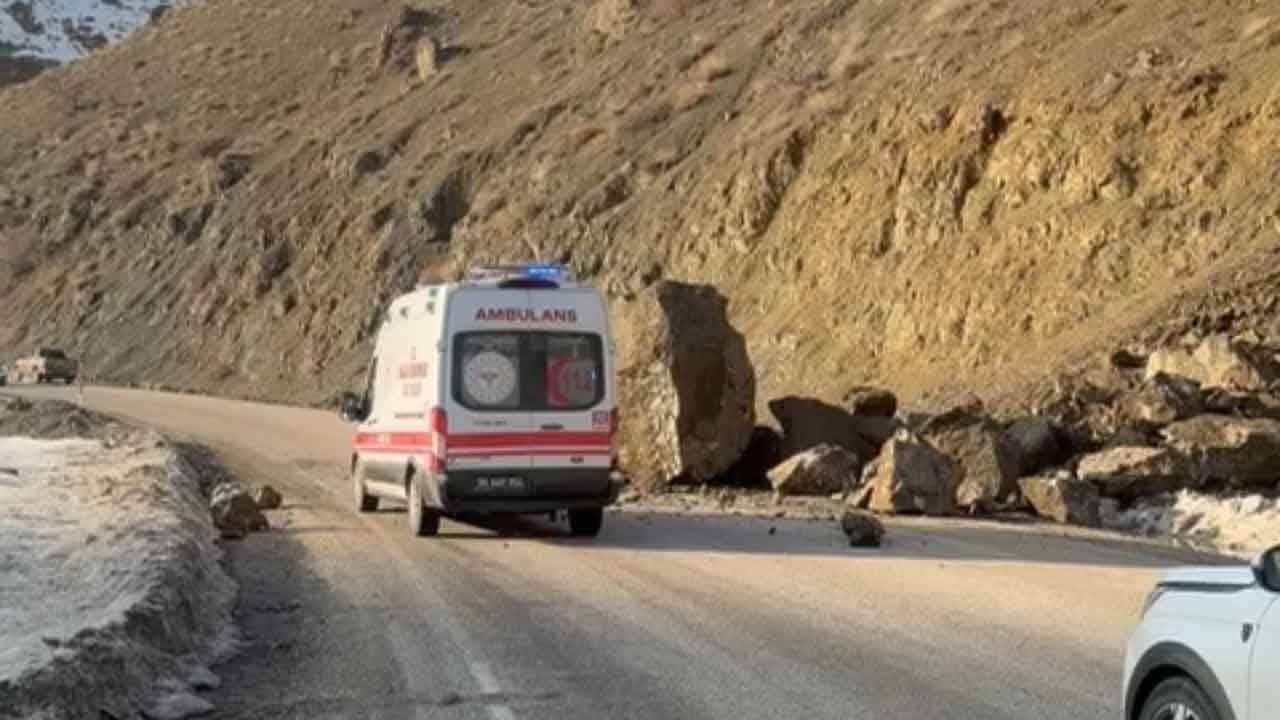 Yüksekova'da korku dolu anlar! Dev kayalar yola savruldu sürücüler ölümden döndü