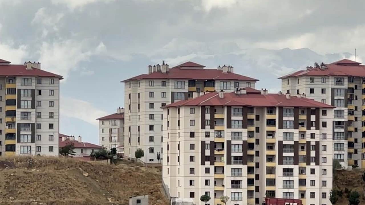 Yüksekova'ya yılın ilk karı düştü