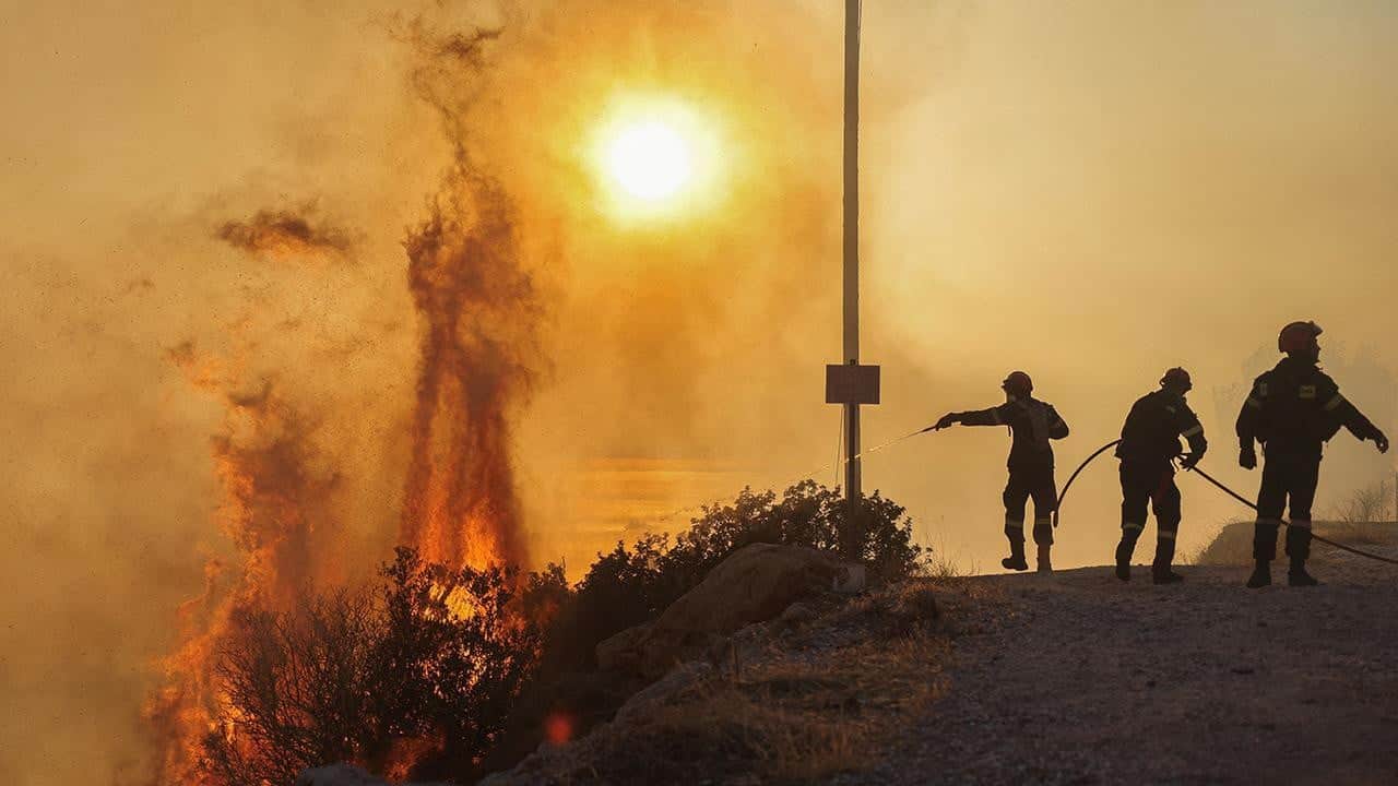 Yunan adaları Rodos ve Korfu yanıyor