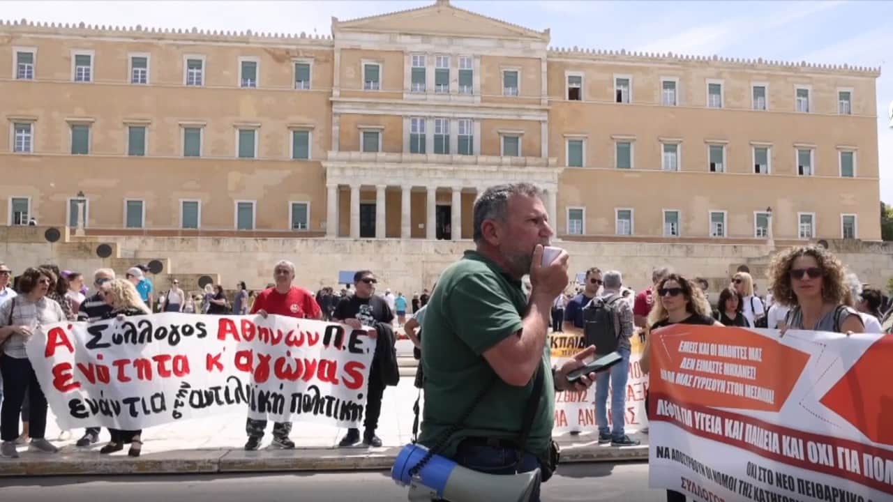 Yunanistan’da memurlar kazan kaldırdı greve gitti