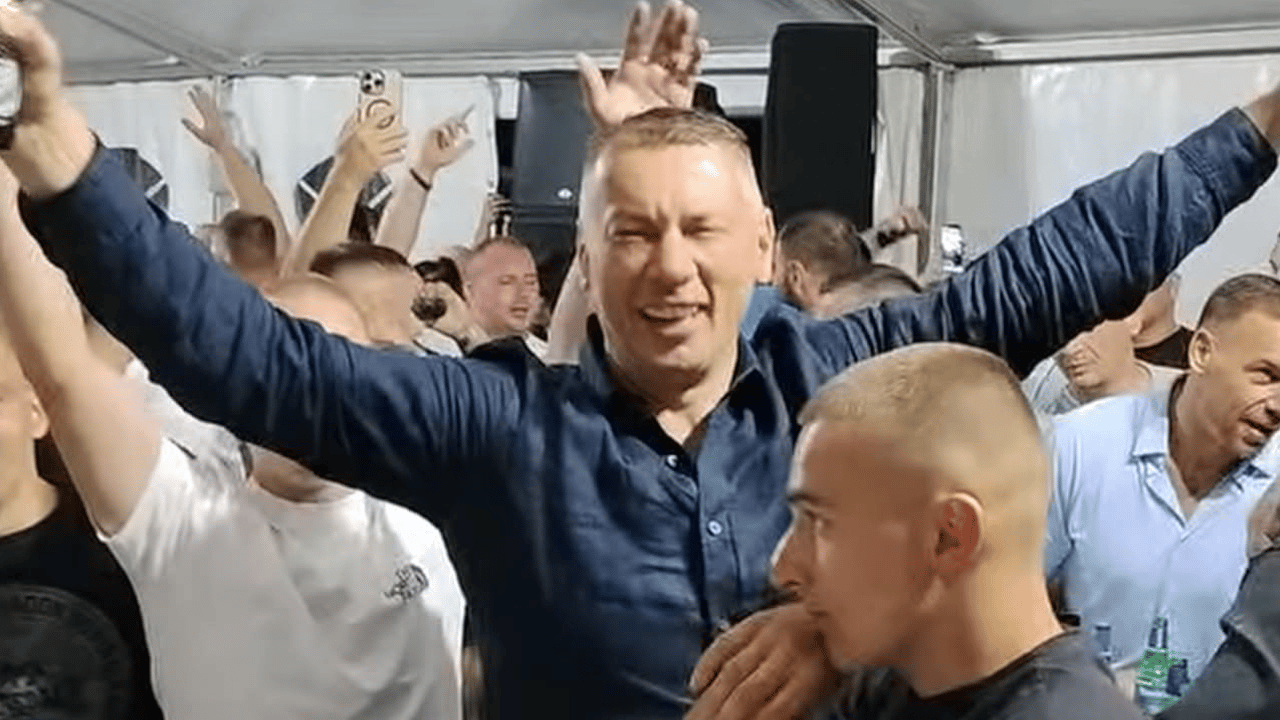 Yüzlerce Sırp, Müslümanları hedef alan şarkılar söyledi