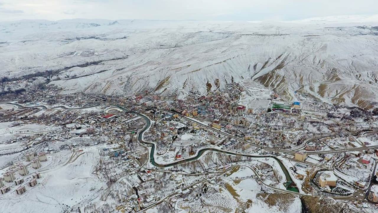 Zamanla yarış! Karlı yolda zehirlenen kişiye iş makinesiyle ulaşıldı