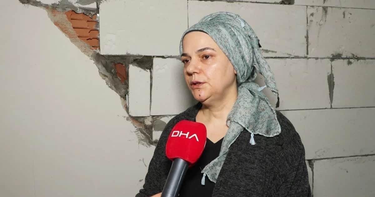 Zeytinburnu'nda yıkım sırasında bitişik dairenin yatak odası ve banyo duvarı yıkıldı