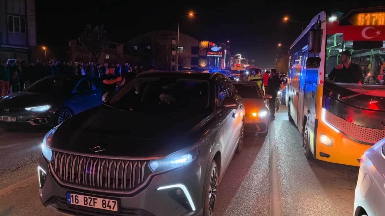 Zincirleme kaza sonrası yaralılar ekiplere zor anlar yaşattı