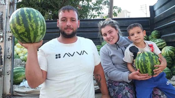 3 tanesi 100 liraya güz karpuzu tezgaha indi: Fiyatlar üreticinin yüzünü güldürdü!