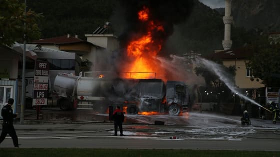 3 tankere sıçrayan alevler söndürüldü! Akaryakıt istasyonunda korkutan yangın