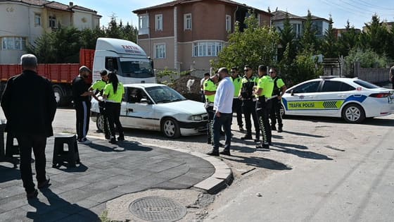4 kişi yaralandı! Ehliyetsiz sürücü, direksiyon sınavındaki araca çarptı