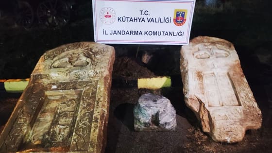 400 kiloluk Roma dönemi lahit kapakları ele geçirildi!