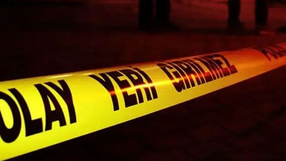 6 metreden düştü, merdiveni tutan kişinin üzerine çakıldı